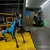 Die Otto Group hat im September 2023 eine strategische Partnerschaft mit Boston Dynamics vereinbart, um ihre Logistikabläufe weiter zu automatisieren. In den kommenden zwei Jahren soll eine Flotte von Boston Dynamics Spot-Robotern (links) in mehr als 10 und Stretch-Robotern (rechts) in mehr als 20 Logistikzentren der Otto Group, beginnend mit Hermes Fulfilment, eingesetzt werden.