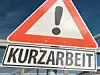 Ein Warnschild mit Hinweis auf Kurzarbeit