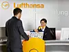 Ein Passagier an einem Schalter der Lufthansa