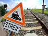 Ein Streik-Schild auf den Bahngleisen