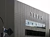 Die Tesla Gigafactory in Grünheide. Das Unternehmen hält an den Ausbauplänen fest. Aber wegen der schwierigen Marktlage ist der Zeitplan völlig offen.