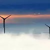 Windkrafträder im Nebel