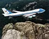 Diese Maschine kann jedes Kind benennen: Die Air Force One der amerikanischen Präsidenten. Die aktuell genutzten Maschinen basieren auf einer Boeing 747-200B und beinhalten neben einem Präsidenten-Appartement eine militärische Kommandozentrale und diverse, streng geheime Abwehrsysteme.