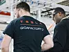Mitarbeiter in der Tesla Gigafactory 2