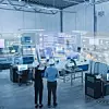 Zwei Personen in einer digitalisierten, automatisierten Fabrik benutzen Augmented Reality für Maintenance