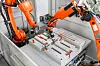 Zwei KR CYBERTECH nano ARC HW Roboter von KUKA, Liebherr und Kostal