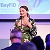 Judith Gerlach spricht auf der Bühne von BayFiD.