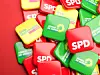SPD, FDP und Grünen Sticker liegen auf einem Haufen.