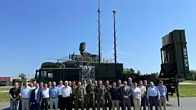Die Abnahme der ersten Feuereinheit (im Hintergrund) durch das BAAINBw fand bei der Firma Diehl Defence in Röthenbach statt, im Beisein der Luftwaffe als zukünftigem Nutzer.