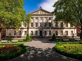 Platz 10: Die Georg-August-Universität in Göttingen. Im Times Higher Education World University Ranking 2025 erreicht sie einen Score von 64,8. Sie wurde 1737 gegründet und ist die älteste Uni Niedersachsens. Aktuell hat sie rund 30.750 Studierende.