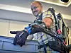 Werker trägt Oberkörper-Exoskelett