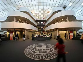 Platz 9: Die Freie Universität Berlin (FU). Bis 2020 hat die Uni 18 Leibnizpreisträger hervorgebracht. Sie erreicht im Ranking der besten Unis Deutschlands 65,8 Punkte.