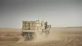 Alle Komponetnet von IRIS-T SLM sind auf standardisierten 20-Fuß-Containern montiert, wodurch ein schneller Transport per LKW, Schiene, Flugzeug (C-130, A400M) oder Schiff möglich ist.