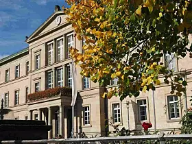 Platz 8: Die Eberhard Karls Universität Tübingen. Sie wurde 1477 gegründet und zählt somit zu den ältesten Universitäten in Europa. Im Times-Ranking der besten Unis erreicht sie einen Score von 66,2.