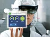 Eine Datenbrille wie die Hololens in Kombination mit einer AR-Anwendung erlaubt neuartige Bedien- und Wartungsansätze an Pharmaanlagen.