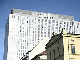 Platz 7: Die Charité – Universitätsmedizin Berlin. Seit 2003 sind hier die medizinischen Fakultäten von Humboldt- und Freier Universität Berlin vereinigt. Im Ranking der besten Unis Deutschlands erreicht sie ein Ranking von 67,1.