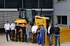 Team Caterpillar und Zeppelin vor Rebuild der Cat-Raupe: Jens Mewes, leitender Verkaufsrepräsentant bei Zeppelin, Lars Käselau, Zeppelin Niederlassungsleiter, Lukas Krischer, Zeppelin Servicemitarbeiter, Oliver Novy, Zeppelin Servicemitarbeiter, Sebastian Fälchle, Zeppelin Serviceberater, Timm Fründt, Zeppelin Serviceleiter, Olaf Gievers und Olaf Rauscher, Koops-Mitarbeiter, Tino Gäbert, Koops-Geschäftsführer des Kieswerks Zarrentin, und Bernd Meyer, Koops-Betriebsleiter (von links).