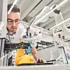 Das Fraunhofer IEM forscht an intelligenten Greifsystemen. Auf der Hannover Messe 2023 stellt es einen innovativen Roboter-Greifer vor, der ganz ohne aufwendige Pneumatik auskommt.