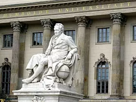 Platz 4: Die Humboldt-Universität zu Berlin, kurz HU. Die Uni genießt auch weltweit einen exzellenten Ruf: Bis 2020 wurden insgesamt 56 Nobelpreisträger mit der HU assoziiert. Sie erreicht einen Score von 68 im Times-Ranking.