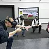 Martin Rademacher (links) und seine Kollegen aus der Audi-Planung testen das Virtual Reality Holodeck, um das Design eines neuen Automodell zu beurteilen
