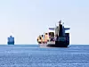 Zwei Containerschiffe auf dem Meer