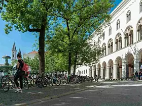 Platz 2: Die Ludwig-Maximilians-Universität München. Die LMU wurde 1472 in Ingolstadt gegründet, zog dann nach Landshut und fand erst dann ihren Platz in München. 52.000 Studierende sind hier immatrikuliert. Sie erhält 78,7 Punkte im Ranking.