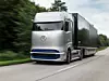Der neue Mercedes-Benz GenH2 Truck fährt auf einer Straße