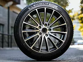 Der neunte Platz geht ebenfalls an ein französisches Unternehmen: Michelin. Der Konzern erwirtschaftete 2023 einen Umsatz in Höhe von 28,3 Milliarden Euro.