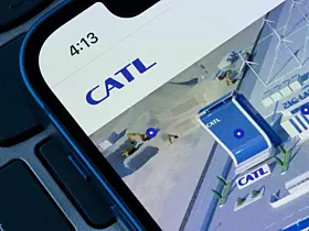 Die Contemporary Amperex Technology Co. Limited - kurz CATL - ist der größte chinesische Hersteller von Lithium-Ionen-Akkumulatoren. Das Unternehmen konnte 2023 einen Umsatz von 37,2 Milliarden Euro erwirtschaften - Platz 7.