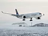 Ein Airbus A350 im Landeanflug, im Hintergrund sieht man eine Schnee- und Eislandschaft