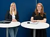 Marisa Leutenecker (links) und Claudia Schumacher stehen an Stehtischen