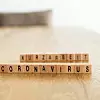 Auf einem Tisch stehen Scrabble-Buchstaben mit den Worten
