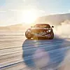 Ein Mercedes Sportwagen driftet im Schnee