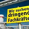 Schild mit der Aufschrift Wir suchen dringend Fachkräfte