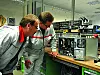 Zwei Audi-Mitarbeiter werfen einen prüfenden Blick in das Innere eines defekten Industrie PCs