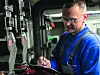 Anhand einer Checkliste überprüft der Mitarbeiter des Service-Dienstleisters HS Hensel eine technische Anlage