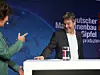 Vizekanzler und Bundeswirtschaftsminister Robert Habeck strahlt Moderatorin Ursula Heller an