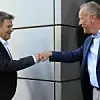 Bundeswirtschaftsminister Robert Habeck und VDMA-Präsident Karl Haeusgen begrüßen sich mit Corona-Handschlag.