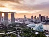 Singapur aus der Vogelperspektive bei Abendrot.