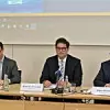 Bertram Kawlath (Mitte), Vorsitzender des VDMA Bayern auf der Jahrespressekonferenz des Verbands. Ebenfalls im Bild: Dr. Lorenz Pitum, Referent beim VDMA Bayern(links) und Elgar Straub, Geschäftsführer des VDMA Bayern (rechts).