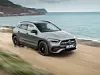 Mercedes GLA fährt entlang einer Küste