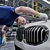 BMW Mitarbeiter bei der Qualitätskontrolle