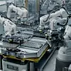 Herstellung von Elektroautos im automatisierten Fertigungsprozess. Industrieroboterarme bauen Lithium-Ionen-EV-Batteriepaket zusammen.