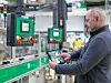 Operator bedient Maschine