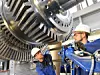 Montage von High Tech Maschinenbau - Arbeiter montieren eine Turbine