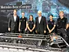 Mercedes-Benz-Vorstandschef Ola Källenius l.) und Baden-Württembergs Ministerpräsident Winfried Kretschmann (4.v.l.) mit Auszubildenden des Werkes Untertürkheim bei der Grundsteinlegung für ein Batterie-Kompetenzzentrum.