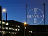 Bayer Logo bei Nacht