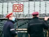Mitarbeiter DB Service vor DB Logo am Hbf Berlin