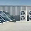Solaranlage und Ventilatoren auf einem Firmendach