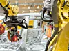 Fanuc-Roboter arbeiten an einem BMW-Fahrzeug.